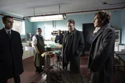 DS Peter Jakes (Jack Laskey, l.), Dr. Max DeBryn (James Bradshaw, 2.v.l.), Chief Superintendent Bright (Anton Lesser, M.), DI Fred Thursday (Roger Allam, 2.v.r.) und DC Endeavour Morse (Shaun Evans, r.) bei der Obduktion von George Aldridges Leiche.