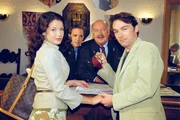 "Schlosshotel Orth", "Die Versuchung." Harriet und Haralds Traumhochzeit im Schlosshotel steht bevor. Da taucht Conny, Haralds Ex-Freundin, auf und setzt alles daran, das Brautpaar auseinander zu bringen. Als Harriet Harald und Conny zusammen überrascht, scheint Sebastians Arbeit an der Hochzeitstorte umsonst gewesen zu sein. Der Preis für Fannys Scheidung von Vinzenz ist hoch: Es geht um ihre finanzielle Existenz. Felix steht ihr bei - was von Ruth nicht ganz unbemerkt bleibt. Im Bild (v.li.): Pia Baresch (Harriet Conradi), Andreas Ban (Lukas), Hans Kraemmer (Josef Schimek), Alexander Lutz (Harald Melzer).