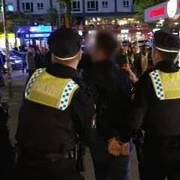 Bis zu 200 Strafanzeigen schreiben die Polizisten der Hamburger Davidwache am Wochenende.