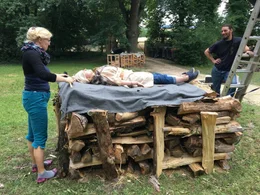 Wissenschaftler beim Aufbau eines Kremationsexperiments.  Die Verwendung des sendungsbezogenen Materials ist nur mit dem Hinweis und Verlinkung auf RTL+ gestattet.