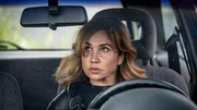 Birgit Brückner (Kathrin Angerer) wirft einen Blick in den Rückspiegel.