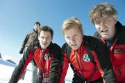 Mit Schrecken müssen Tobias (Markus Brandl, 2.v.l.), Toni (Martin Klempnow, 2.v.r.) und Michael (Robert Lohr, r.) zusehen, wie entschlossen sich Andreas Marthaler in größte Gefahr stürzt. Hans Baumann (Andreas Kiendl, l.) sieht aus dem Hintergrund zu.
