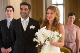 Ihre Eltern h&auml;tten so gerne einen Katholiken zum Schwiegersohn gehabt, aber die &auml;lteste Tochter Odile (Julia Piaton, r.) ehelicht den Juden David (Ary Abittan, l.) ...