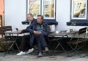Piet (Jan Fedder, re.) und sein Bruder Hannes (Axel Milberg) versuchen, den Hergang des mysteriösen Mordes zu rekonstruieren.