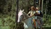 Pippi Langstrumpfs (Inger Nilsson, l.) Pferd, der "Kleine Onkel", ist für die drei Ausreißer das erste Transportmittel auf der Walz.