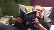 Harald hat sich ein Buch übers Fliegen besorgt und paukt Piloten-Fachwissen.