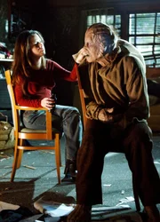 Derek (Seth Peterson, r.) nimmt Piper (Holly Marie Combs, l.) als Geisel um sie sp&auml;ter gegen das Baby auszutauschen ...