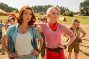 Tina (Lisa-Marie Koroll, l.) und Bibi (Lina Larissa Strahl, r.) halten zusammen.