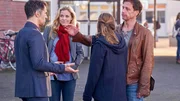 Als Michael (Gabriel Merz, l.) auf Geschäftsreise muss, kommt seine Tochter Klara (Sofie Eifertinger, 2.v.r.) bei Karin (Jessica Ginkel) und Stefan (Hendrik Duryn) unter.