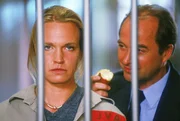 Simone (Susanne Schlenzig) bittet Kittler (Egon Hofmann) um Freigang. Doch nachdem der Lottodeal geplatzt ist, sinnt Kittler auf Rache und verlangt von Simone eine demütigende Gegenleistung...