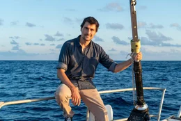 Der Meeresbiologe Uli Kunz begleitet eine Forschungsexpedition zum abgelegenen Chagos-Archipel mitten im Indischen Ozean. Fernab von jedem Kontinent wollen die Forschenden die Welt &uuml;ber und unter Wasser erkunden.