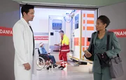Dr. Ina Schulte (Isabell Gerschke) und Dr. Philipp Brentano (Thomas Koch) haben gerade erfahren, dass Sarah Marquardt und Philipps Frau Arzu mit einer Hochschwangeren im Fahrstuhl stecken geblieben sind. Dr. Ina Schulte (Isabell Gerschke) und Dr. Philipp Brentano (Thomas Koch) haben gerade erfahren, dass Sarah Marquardt und Philipps Frau Arzu mit einer Hochschwangeren im Fahrstuhl stecken geblieben sind.
