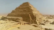 Meisterwerk des genialen Baumeisters Imhotep. Die Stufenpyramide in Sakkara ist die &auml;lteste Pyramide &Auml;gyptens.