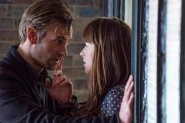 Anastasia (Dakota Johnson) wird von ihrem Chef Jack Hyde (Eric Johnson) bedr&auml;ngt.