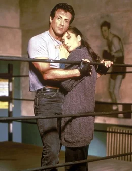 Der Ex-Boxweltmeister Rocky (Sylvester Stallone, l.) und seine Frau Adrian (Talia Shire, r.) stehen vor dem finanziellen Ruin. Sie m&uuml;ssen eine bescheidene Bleibe in Little Italy beziehen ...