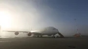 Ein Riese im Nebel. Von der Elbe ziehen immer wieder Nebelwände über das Airbus-Gelände.