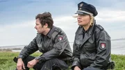 Mattes (Matthias Schloo) und Melanie (Sanna Englund) haben die letzte Fähre verpasst und sitzen für die Nacht auf der Insel Neuwerk fest.