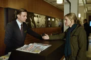 Tobias (Alexander Finkenwirth) will von Linett (Stefanie Stappenbeck), die auscheckt, wissen, ob ihr das Zimmer nicht gefallen hat.