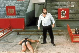 Kommissar Rizzo (Bud Spencer) verschafft sich mit den F&auml;usten Respekt, auch an der Schule f&uuml;r fern&ouml;stliche Kampftechniken.