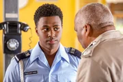 L-R: Officer Marlon Pryce (Tahj Miles) und Commissioner Selwyn Patterson (Don Warrington)