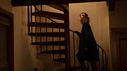 Allein im Haus, folgt Michelle (Alison Brie) einem merkw&uuml;rdigen Ger&auml;usch und entdeckt eine schockierende Videoaufnahme.