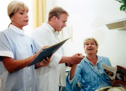 "Ene mene Muh...und tot bist Du..." Im Bild: Christine Schuberth (li.), Reinhard Nowak, Waltraut Haas.