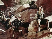 Endlich gelingt es Dolworth (Burt Lancaster, 2.v.l.), Fardan (Lee Marvin, 2.v.r.) und Jake (Woody Strode, l.) Maria (Claudia Cardinale, r.) aus der Hand des Entf&uuml;hrers zu befreien, doch diese denkt gar nicht daran, zu ihrem reichen Ehemann zur&uuml;ckzukehren. Ihr gef&auml;llt das Leben als Gangsterbraut ...