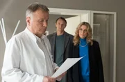 Dr. Ina Schulte (Isabell Gerschke) und Dr. Philipp Brentano (Thomas Koch) haben gerade erfahren, dass Sarah Marquardt und Philipps Frau Arzu mit einer Hochschwangeren im Fahrstuhl stecken geblieben sind. Dr. Ina Schulte (Isabell Gerschke) und Dr. Philipp Brentano (Thomas Koch) haben gerade erfahren, dass Sarah Marquardt und Philipps Frau Arzu mit einer Hochschwangeren im Fahrstuhl stecken geblieben sind.