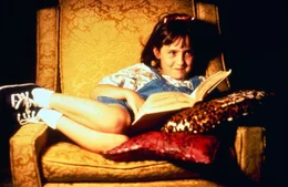 Gegen den Willen ihrer Eltern hat sich Matilda (Mara Wilson) selbst das Lesen beigebracht und findet nun in ihren B&uuml;chern eine Welt jenseits von Bingo und TV-Dinner ...