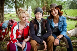 Bibi (Lina Larissa Strahl, l.) und Tina (Lisa-Marie Koroll, r.) besch&uuml;tzen ein M&auml;dchen auf der Flucht (M. Lea van Acken).
