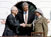 Unter der Vermittlung von US-Präsident Bill Clinton (M.) reichen sich der israelische Ministerpräsident Yitzhak Rabin (l.) und PLO Chef Yasir Arafat (r.) am 13. September 1993 die Hand. Die Unterzeichnung des Oslo-Abkommens ist ein Zeichen der Hoffnung für Frieden im Nahen Osten. Unter der Vermittlung von US-Präsident Bill Clinton (M.) reichen sich der israelische Ministerpräsident Yitzhak Rabin (l.) und PLO Chef Yasir Arafat (r.) am 13. September 1993 die Hand. Die Unterzeichnung des Oslo-Abkommens ist ein Zeichen der Hoffnung für Frieden im Nahen Osten.