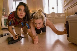 Audrey (Mila Kunis, l.); Morgan (Kate McKinnon, r.)