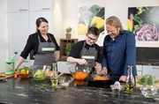 Björn Freitag und Paul im Duell um das bessere Rührei. Wer gewinnt, entscheidet die ganze Familie.