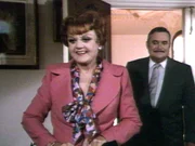 Der Anwalt Humphrey Defoe (Christopher Hewett) hat Jessicas Cousine (Angela Lansbury) ausfindig gemacht.