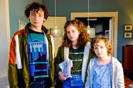 V. li. n. re.: Die Kinder der Familie Zielke: Tim (Jonathan Lade), Paula (Lydia Maria Makrides) und Thorben (Leo Pérez-Kallscheuer).