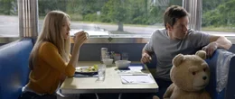 Samantha (Amanda Seyfried, l.), John (Mark Wahlberg, M.) und Ted werden zu einem unschlagbaren Team.