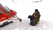 Hochleistungseinsatz in den Schweizer Alpen: Die beiden einjährigen Lawinenhunde Cami und Spike lernen heute in einen Helikopter einzusteigen und mit ihm zum Einsatzort zu fliegen.