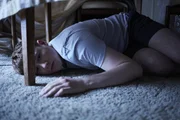 Liam Duke (Joel McCormack) versteckt sich unter seinem selbst gebauten Zelt.