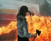 &Uuml;berlebende eines Flugzeugabsturzes k&auml;mpfen sich durch die Flammen.