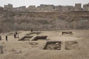 Grabungsareal Nr. 221 des "Heliopolis-Project" mitten in Kairo. Um an die Schichten aus pharaonischer Zeit zu kommen, m&uuml;ssen die Arch&auml;ologen oft erst einmal Tonnen von Siedlungsschutt abtragen.