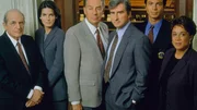 In der derzeit erfolgreichsten Krimiserie aus den USA sind (v.li.) Bezirksstaatsanwalt Adam Schiff (Steven Hill), Bezirksstaatsanwältin Abbie Carmichael (Angie Harmon), Detective Lennie Briscoe (Jerry Orbach), Oberstaatsanwalt John 'Jack' McCoy (Sam Waterston), Detective Reynaldo 'Rey' Curtis (Benjamin Bratt) und Lieutenant Anita Van Buren (S. Epatha Merkerson) im täglichen Kampf gegen das Verbrechen unterwegs.