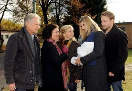 Frido Schulz (Robert Atzorn), Rosa Sch&auml;tzlein (Eva Mattes) und Almut Fischer (Edda Leesch, 3. v. li.) freuen sich &uuml;ber den Nachwuchs von David Schulz (Janek Rieke, re.) und seiner Freundin Paula (Paula Paul, 2. v. re.).