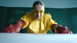 Die MUTTER (Petra Schmidt-Schaller) unterrichtet ihre Tochter in Chemie.