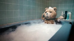 Ted l&auml;sst es sich in der Badewanne gut gehen und plant seine n&auml;chste Party...