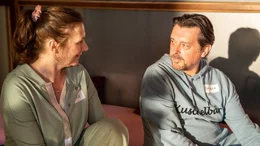Nur zu Ermittlungszwecken: Nicole Sturm (Bettina Mittendorfer, li.) und Sascha Bergmann (Hary Prinz, re.) gehen gemeinsam ins Kuschel-Seminar.