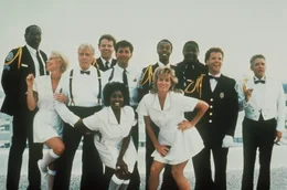 Gruppenbild mit Dame (v.l.n.r.): Hightower (Bubba Smith), Debbie (Leslie Easterbrook), Kommandant Lassard (George Gaynes), Tackleberry (David Graf), Hooks (Marion Ramsey), Nick (Matt McCoy), Jones (Michael Winslow), Kate (Janet Jones), Proctor (Lance Kinsey) und Captain Harris (G. W. Bailey)