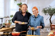 Björn Freitag (l) und Meta Hiltebrand mit einer Sauerkraut-Praline und Schalottensoße.