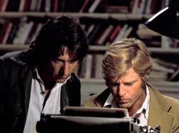 Die beiden jungen Reporter Carl Bernstein (Dustin Hoffman, li.) und Bob Woodward (Robert Redford) sind einem unfassbaren Polit-Skandal auf der Spur.