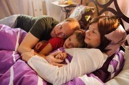 Ihr Mann (Johann von B&uuml;low, l.) und ihre neunj&auml;hrige Tochter Lucy (Emma Schweiger, M.) brauchen sie, im Schuhgesch&auml;ft steht die Inventur an und das Wohnzimmer ben&ouml;tigt einen neuen Anstrich! Und jetzt soll sie sterben? Als der Tod einen Moment z&ouml;gert, fl&uuml;chtet Jela (Annette Frier, r.) ...; Ihr Mann (Johann von B&uuml;low, l.) und ihre neunj&auml;hrige Tochter Lucy (Emma Schweiger, M.) brauchen sie, im Schuhgesch&auml;ft steht die Inventur an und das Wohnzimmer ben&ouml;tigt einen neuen Anstrich! Und jetzt soll sie sterben? Als der Tod einen Moment z&ouml;gert, fl&uuml;chtet Jela (Annette Frier, r.) ...