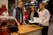 Dominik Morgenstern (Joscha Kiefer, r.) und Toni Bischoff (Amanda da Gloria) befragen Johannes Presber (Matthias Bollwerk, l.) in der Unfallwache.